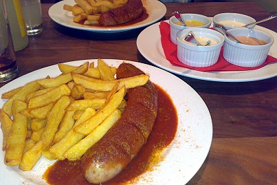 Currywurst mit Pommes